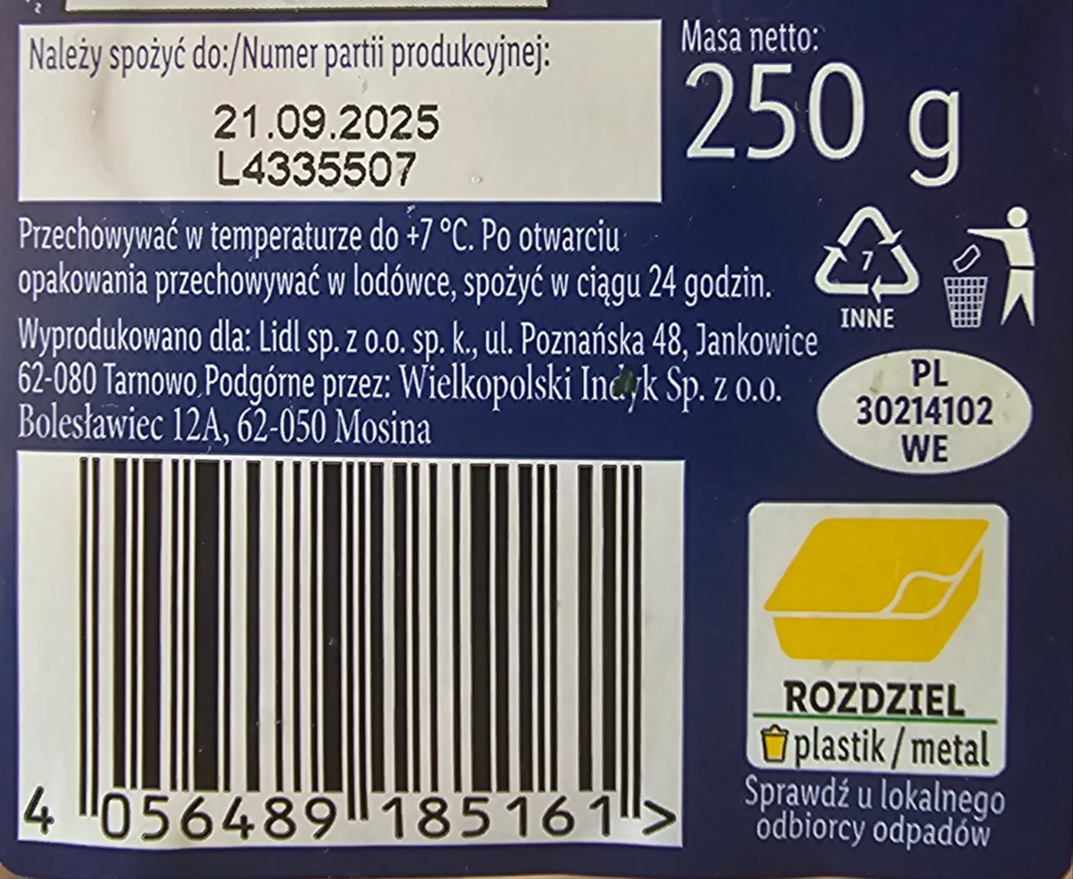 Zepsuta wędlina w otwartym pojemniku – widoczna pleśń i oznaki przeterminowania